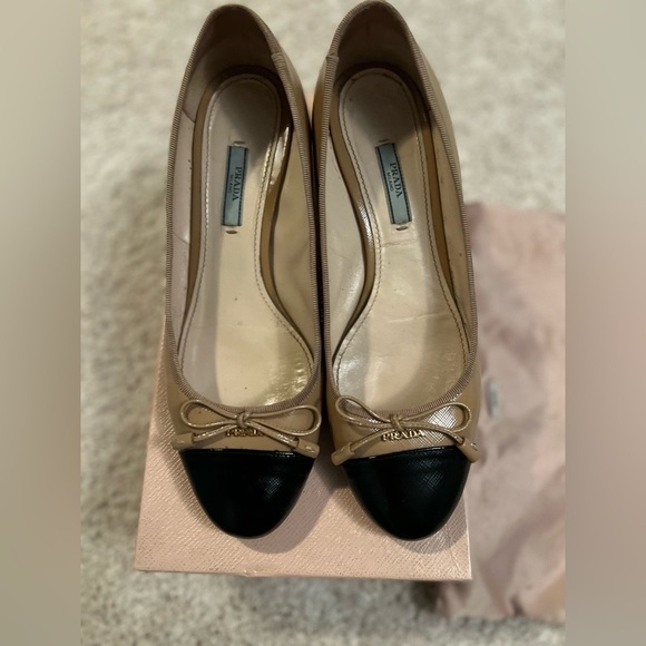 Prada captoe pump with bow : beige/ black - Picture 1 of 7